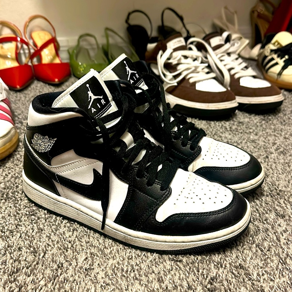 Air Jordan 1 Mid
Women's Shoes